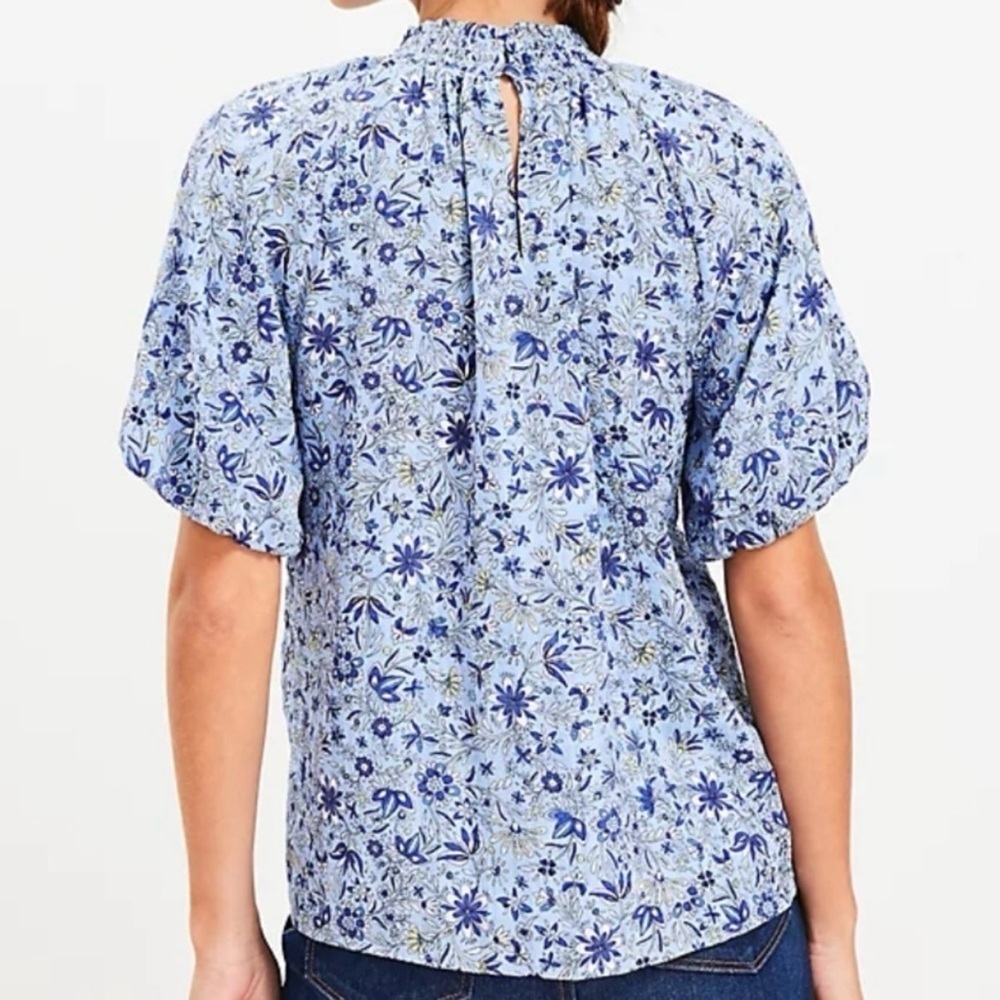 LOFT Floral Blue petite bubble sleeve floral blouse- size MP - Picture 5 of 8